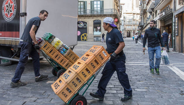 Dos repartidores con cajas de refrescos en la calle Mercaderes en una imagen tomada ayer.