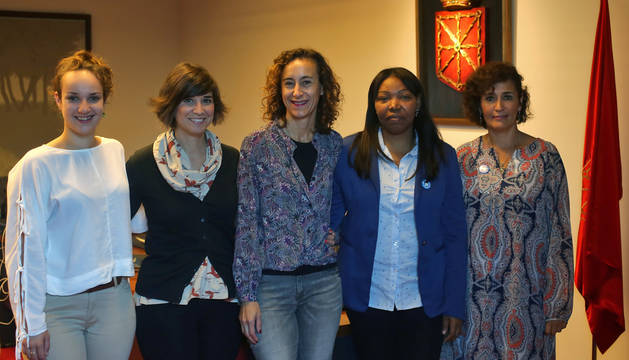 El equipo de Médicos del Mundo que acudió ayer al Parlamento. Desde la izda; Iratxe Arretxea, Verónica Oliver, Patricia Ruiz, Mariluz Contreras y Yolanda Rodríguez (presidenta).