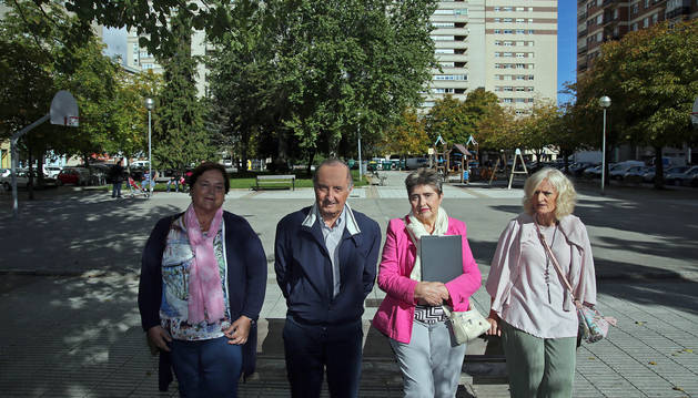 Socorro Roitegui Ollobarren, José Luis Tejero García, Noemí Sádaba Marín y Marisol Remiro Gastón en la plaza de Los Castaños de Barañáin.