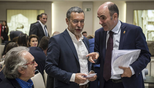 Patxi Tuñón y el consejero Laparra departen con Manu Ayerdi en el acto de Laboral Kutxa.