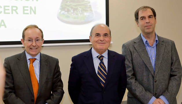 El presidente de la Asociación Española Contra el Cáncer (AECC) de Navarra, Francisco Arasanz (centro), este miércoles.