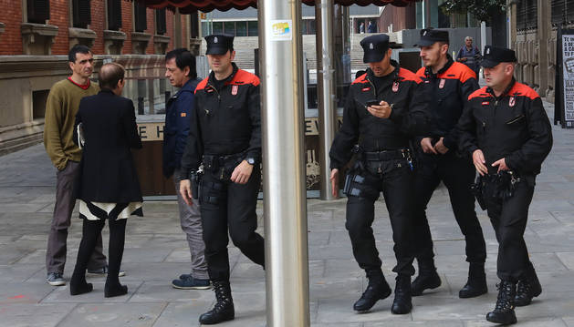La presidenta Barkos habla con los parlamentarios de Podemos Carlos Couso y Rubén Velasco, junto a agentes de la Policía Foral.