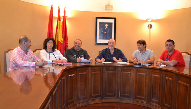 Ignacio Gutiérrez, María José Verano, Manuel Terés, Emilio Cigudosa, Pablo Azcona y José Antonio Pérez en el salón de plenos de San Adrián.