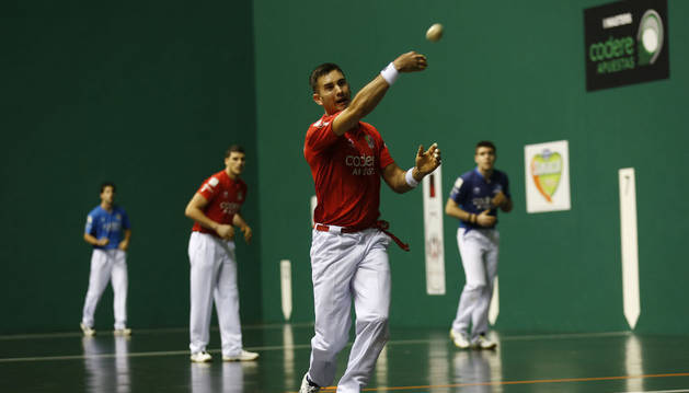 Mikel Urrutikoetxea le suelta a la pelota en un momento del partido de ayer en el Labrit.