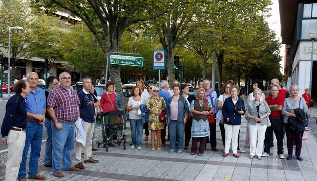 Un grupo de vecinos y comerciantes de Pío XII, ayer, en las inmediaciones del Civican.