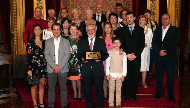 El médico Jesús Elso, premio Sánchez Nicolay, en el centro con la placa, junto a su familia. A la izda, su mujer, Maite Fábregas.