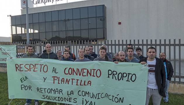 Trabajadores de GraphyCems, ayer primer día de paro en el inicio del turno de las 9 de la mañana.