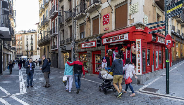 Un grupo de personas pasea por la calle Mercaderes en la confluencia con Plaza Consistorial en una imagen tomada ayer.