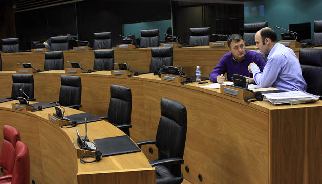 Imagen de la pasada legislatura, con Manu Ayerdi y Patxi Leuza sentados en sus escaños como parlamentarios de Geroa Bai.