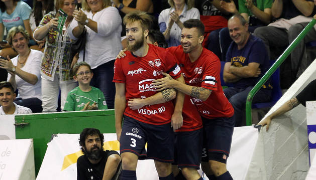 Víctor, Araça y Dani Saldise celebran el gol del ala malagueño que abrió ayer el marcador en el partido ante Osasuna Magna y Movistar Inter.