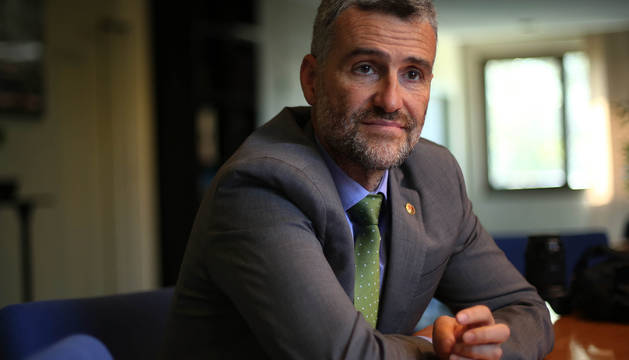 Alfonso Carlosena García, rector de la UPNA, en la mesa de reuniones de su equipo de Gobierno. Dice que ahí no suele haber discusiones pero sí horas de intenso trabajo.