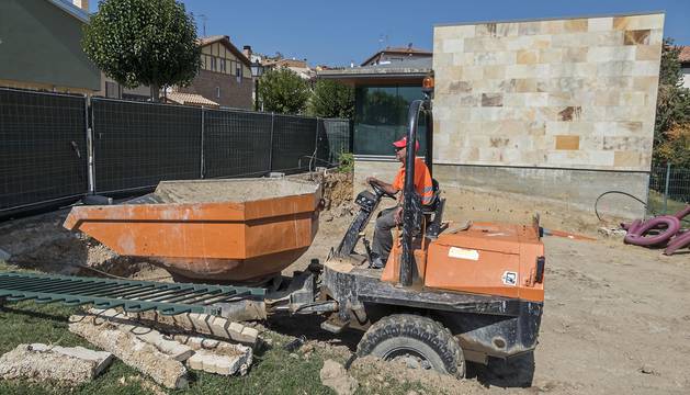 Foto de un operario prepara el terreno, antes zona verde, donde se levantará la ampliación del consultorio.