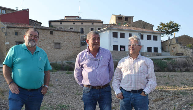 Foto de Jesús Pérez (teniente de alcalde), Juan Luis Pérez (alcalde) e Ignacio Juanbeltz (promotor).