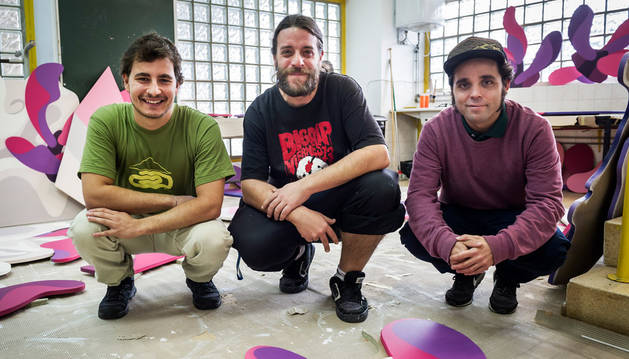De izquierda a derecha: Mikel Jaime; Javier Roldán, Pin, y Alfonso Álrez, Al, en el taller donde preparan la instalación que colgará de la fachada de la Casa de Cultura de Zizur Mayor durante un año. Carlos Cenoz, por su parte, se ocupará del mural en la parte trasera.