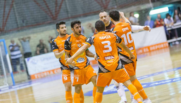De izquierda a derecha, los jugadores del Aspil Iago Rodríguez, Rubi, Hamza, Gus y Sepe celebran juntos un gol.