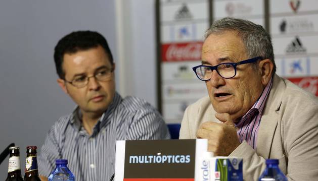 Foto de Alfonso Ramírez observa al presidente de Osasuna durante una comparecencia ante los medios de comunicación.