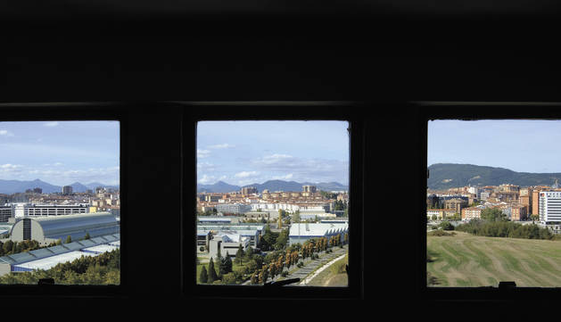 Las tres ventanas del rellano de la decimotercera planta de la torre Arrosadia se asoman al campus de la Universidad Pública de Navarra en su 30 aniversario.