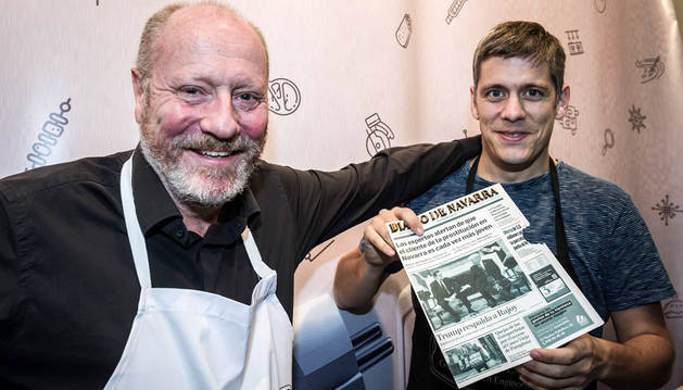 A la izquierda Patxi Larumbe Beramendi junto a Daniel Rico Aldaz, que sostiene un ejemplar comestible de Diario de Navarra. La cabecera está hecha con galletas cortadas con láser.
