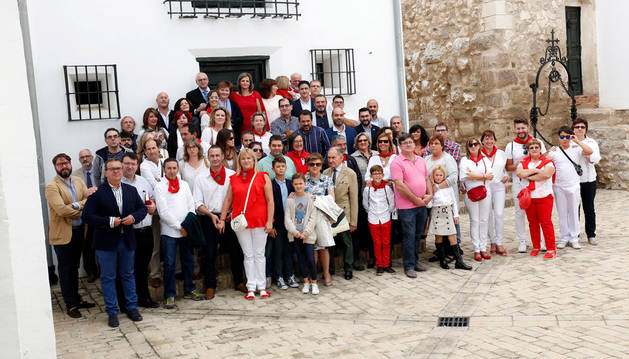 Los asistentes a la inauguración de la exposición permanente del Alto de la Cruz posaron juntos en el patio del Castillo.