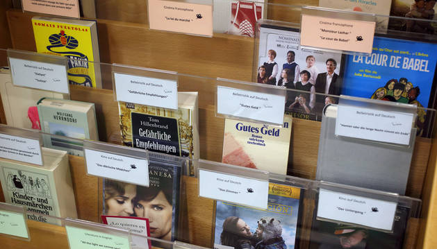 En tres días ya se habían dejado en préstamo 15 libros y películas de los 57 de la muestra.
