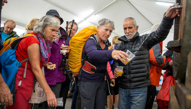 Los montañeros, todavía con las mochilas al hombro, fueron recibidos con vasos de sidra para almorzar.
