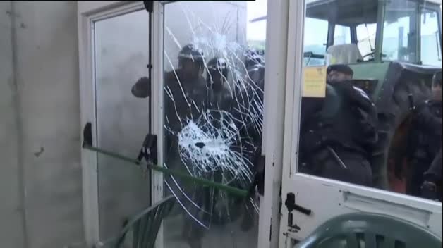 La Guardia Civil irrumpe en el colegio electoral de Puigdemont