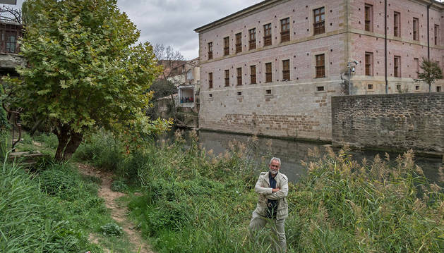 El presidente de la asociación vecinal de San Miguel, Mikel Roig Garro, en uno de los tramos que recorrerá el futuro paseo del río, con el Museo del Carlismo en la otra orilla.