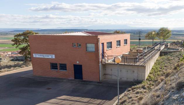 Imagen del edificio desde el que se distribuye el agua a Valtierra y que fue forzado.