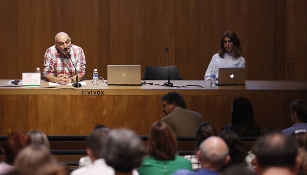 Humberto Bustince y Paula Guisado, este lunes durante su conferencia sobre big data en el Civivox Condestable, coincidiendo con el 30 aniversario de la UPNA.