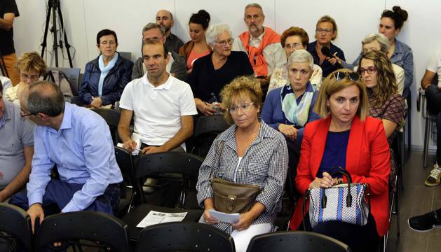 Vecinos de los barrios Lezkairu y Santa María la Real que acudieron ayer al foro de barrio.