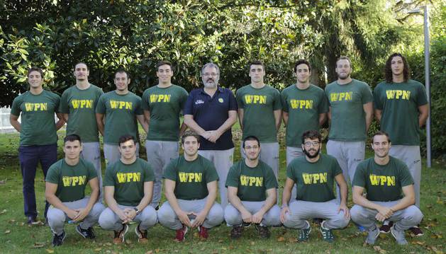 De izda. a dcha., de pie: Jaime Arriazu, Julián García, Aitor Rodríguez, Vicenç Sousa, Manel Silvestre (entrenador), Josu Fernández, Fermín Arriazu, Eric Carnohan, Daniel Darias. Agachados: Jon Ibero, Mikel Martínez, Iker Jáuregui, Ioritz Irurtia, Martín Chocarro y Julen Artola, al término de la presentación del equipo en las instalaciones de Larraina.