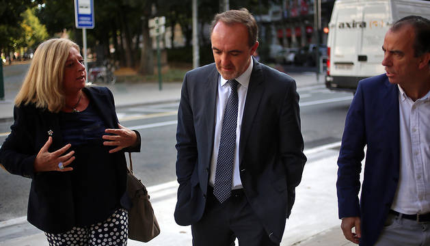 La presidenta del Colectivo de Víctimas del Terrorismo, Consuelo Ordóñez, conversa con los regionalistas Javier Esparza y Carlos García Adanero, en el exterior del Parlamento de Navarra.