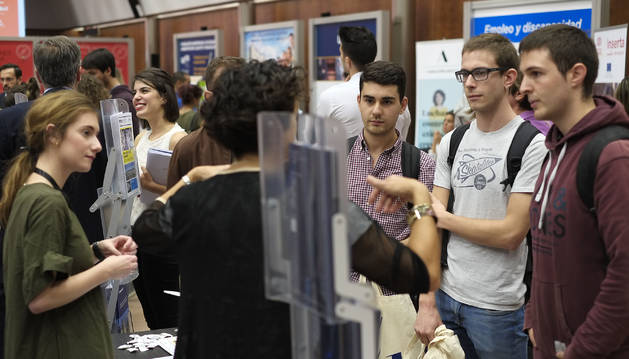 Las empresas buscaron ayer en la UPNA perfiles cada vez más polivalentes. Hubo presentaciones y entregas de currículum.