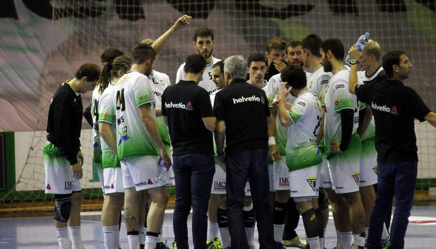 Los jugadores verdiblancos, en un tiempo muerto durante el pasado encuentro frente al Huesca.