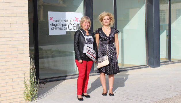 Foto de la edil Begoña Fernández y la alcaldesa de Allo, Susana Castanera, en la puerta de la residencia.