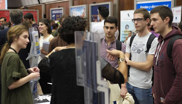Las empresas buscaron este jueves en el X encuentro de Empleo y Emprendimiento de la UPNA perfiles cada vez más polivalentes. Hubo presentaciones y entregas de currículum.