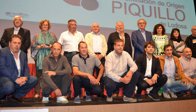 Foto de presidentes e integrantes de la DO durante estas tres décadas, alcaldes de los municipios productores y representantes de la Administración.