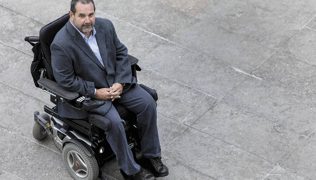 Javier Miranda posa en la entrada del Civican de Pamplona, donde mantiene su sede la Fundación CAN, último vestigio de la desaparecida Caja Navarra.