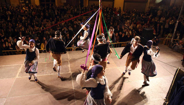 Instante del baile del Trenzado interpretado por los miembros del Grupo de Danzas Mendianike de Ablitas.