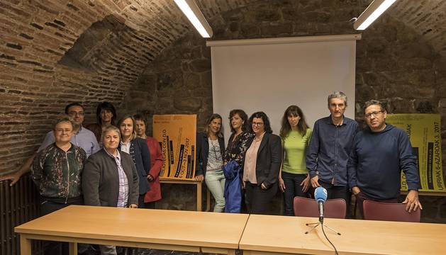 El grupo de bibliotecarios que presentaron el programa en Estella en una imagen en la que aparecen Blanca Labat (Andosilla), Laura Romero (San Adrián), Juana Mª Díaz (Azagra), Charo Mangado (Sesma), Ángeles Zamora (Mañeru), Maite López (Oteiza), Laura Irulegui (Estella), Maxi Suberviola (Estella) e Iñaki Suso (Viana). Acudieron también, por la red foral, Clara Flamarique, Asun Maestro y Jesús Arana.