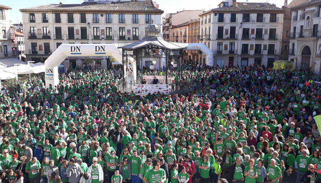 Imagen de la salida de la II Marcha Contra el Cáncer de la Ribera celebrada en Tudela este domingo.
