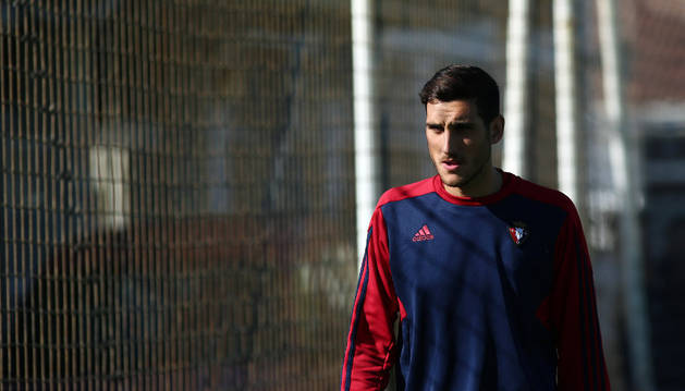 Herrera camina por los campos de Tajonar esta mañana durante el entrenamiento de Osasuna