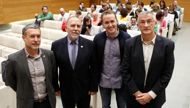 foto de De izquierda a derecha, el vicepresidente Miguel Laparra; Joaquín Nieto, director de la oficina de la Organización Internacional del Trabajo en España; Luis Campos y Félix Taberna, de la consultora Inpactos.