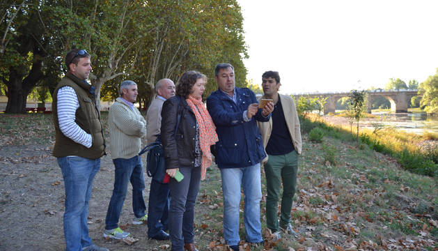 Foto de la consejera Elizalde junto con el alcalde de Lodosa, Pablo Azcona, y representantes de los agricultores, sindicato de riegos y del club de Remo, comprueban el estado del cauce del Ebro a la altura del Ferial.