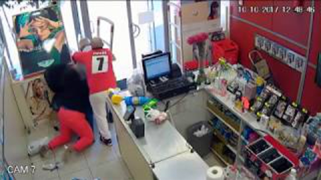Esperpéntico atraco en una perfumería de Sevilla
