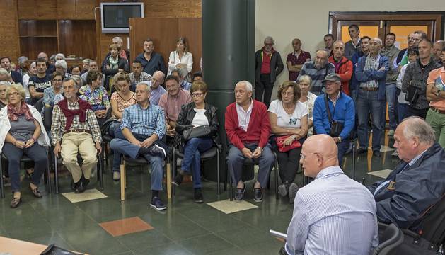 Vecinos de las zonas afectadas por la subida, durante la reunión del martes por la tarde en el club Ega.