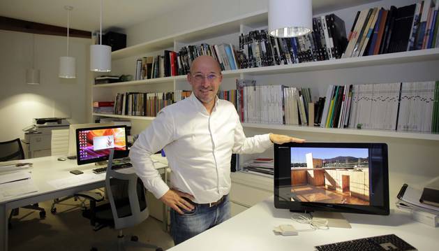 Carmelo Fernández Militino, en su estudio de arquitectura, TYM asociados, en Pamplona. En la pantalla, una foto de la obra de Hondarribia.