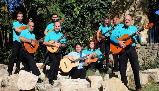 Nueve de los diez intérpretes de la rondalla Guilaudban, antes del concierto del domingo.