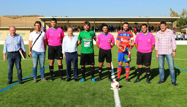 Representantes del Idoya, de la federación navarra de fútbol, jugadores y árbitros antes del saque de honor.