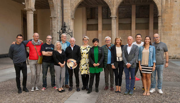 De izda a dcha: Fultxo Crespo (Federación de Ikastolas de Navarra), Octavian Horia (Rumania), Stuart Swan y Lynn Hannay (Reino Unido), Norbert Erdmann (Finlandia), Jesús Mari Goñi (Ikastolas), Mirjamaija Mikkilä-Erdmann (Finlandia), María Solana (consejera de Educación), Ilie Minescu (Rumania), Irene López-Goñi y Josu Repáraz (Ikastolas), Dave Gori, Kelly Joossens y Rudi Mennens (Bélgica), en el departamento de Educación.
